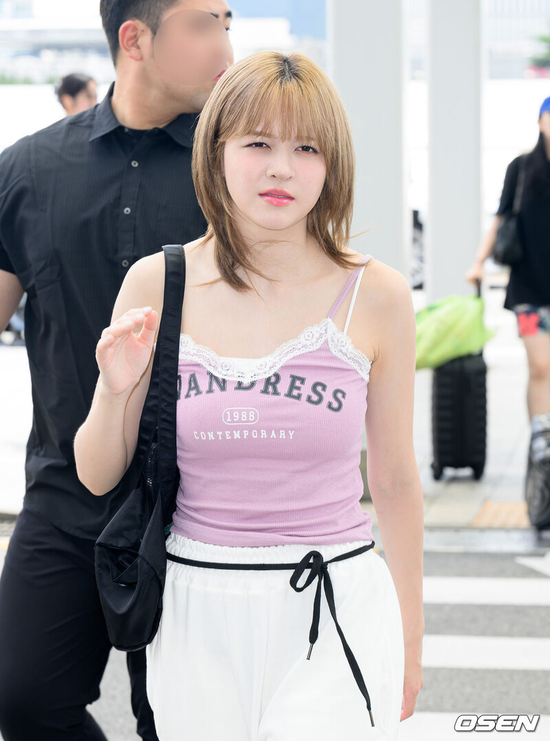 240726 NMIXX Lily at Incheon International Airport documents 2