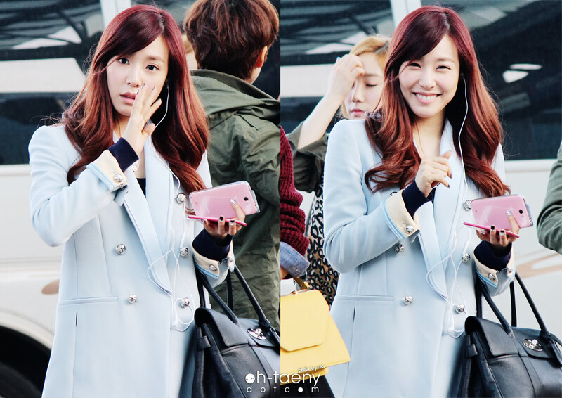 130308 Girls' Generation Tiffany at Incheon Airport documents 3