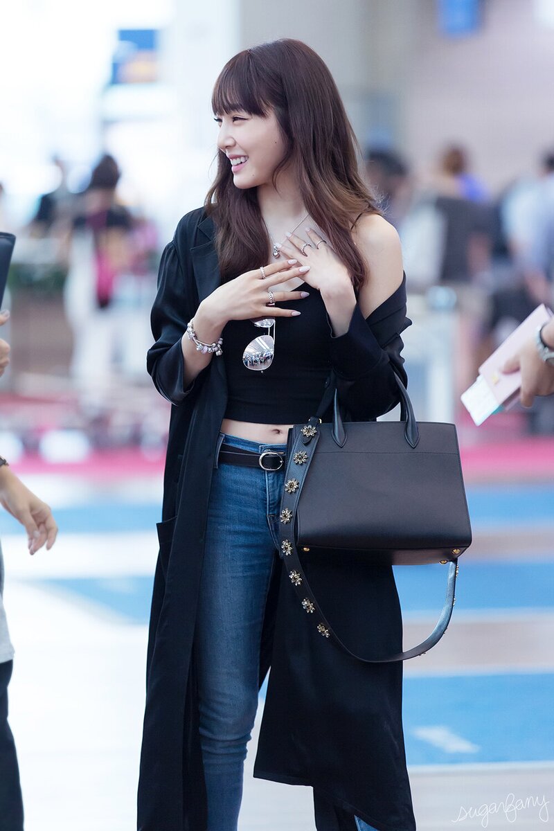 160726 Girls' Generation Tiffany at Incheon Airport documents 9