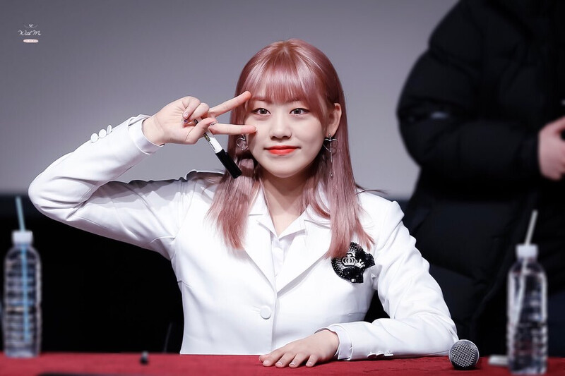 180317 Weki Meki Lua at 'Lucky' Apgujeong Fansign documents 2