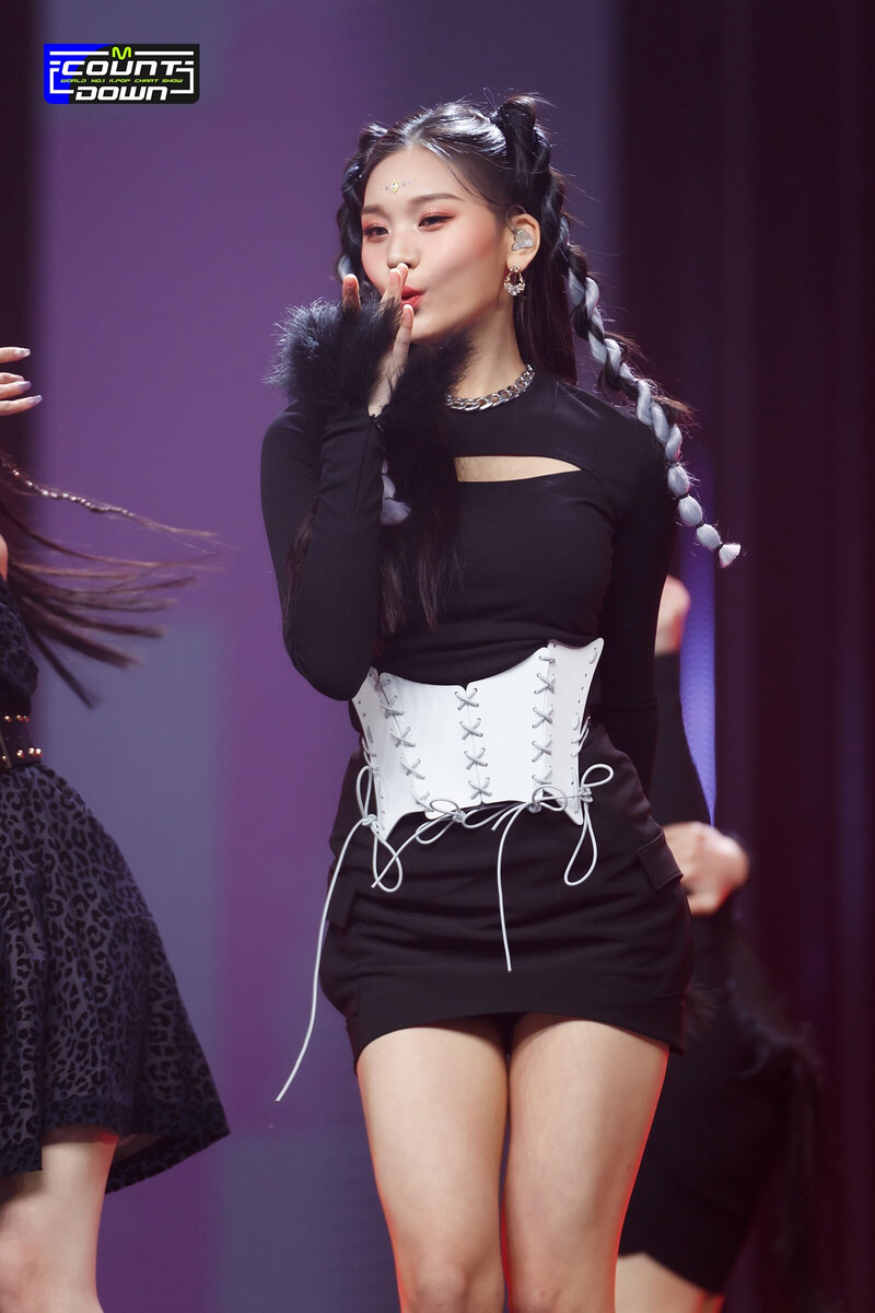 220217 VIVIZ - 'BOP BOP!' + Encore Stage at M Countdown documents 15