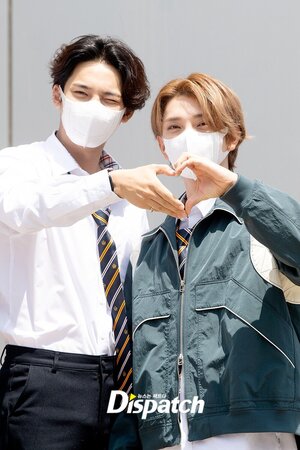 220512 Seventeen's Mingyu and Joshua on the Way to 'Knowing Bros' Filming