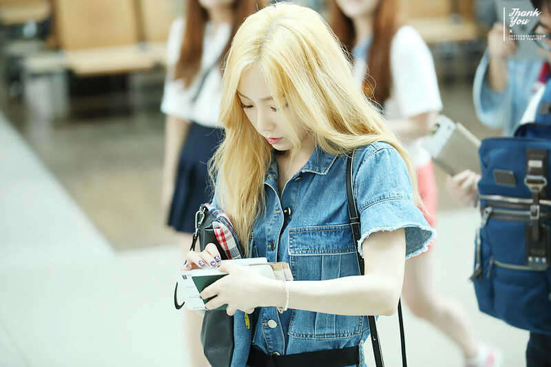 150610 Girls' Generation Taeyeon at Incheon Airport documents 5