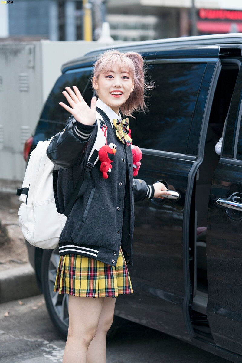 180309 Weki Meki Lua at Music Bank documents 1