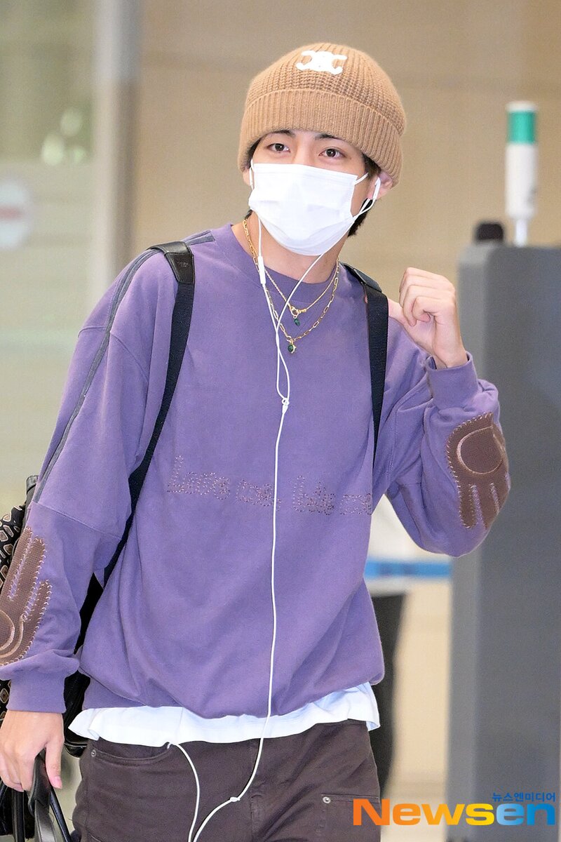 231026 BTS V at Incheon International Airport documents 3