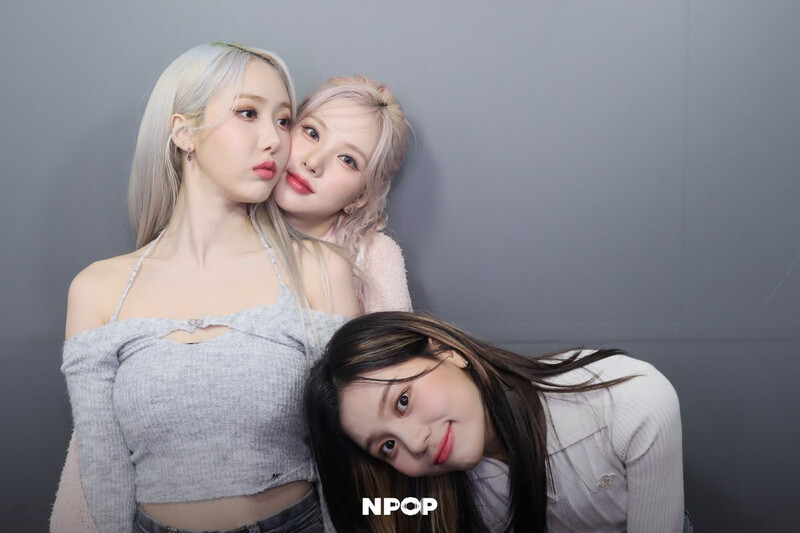 231117 NPOP Twitter Post - VIVIZ - Photobooth CAM Behind documents 4