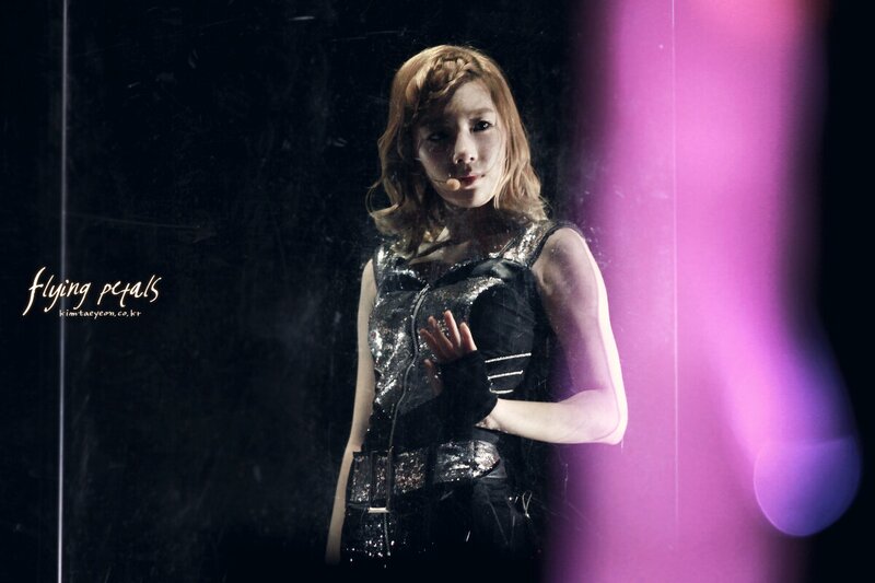 111209 Girls' Generation Taeyeon at Girls' Generation 2011 Tour in Singapore documents 18