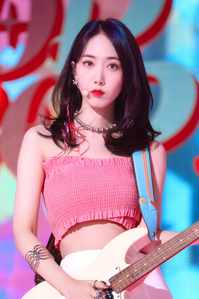 220220 VIVIZ Sinb - 'BOP BOP!' at Inkigayo documents 18