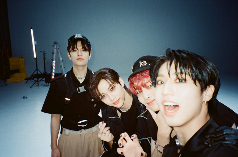 221110 M2MPD Twitter Post - October Film Camera - Stray Kids documents 6