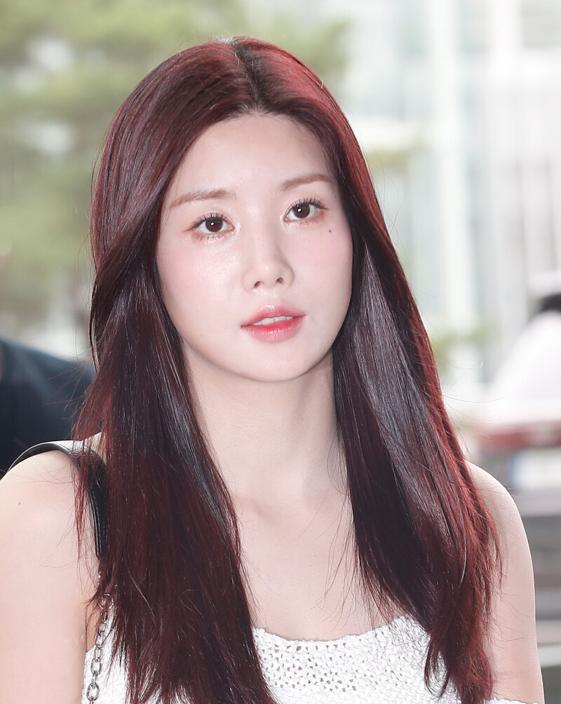 240712 Eunbi at Incheon International Airport documents 8