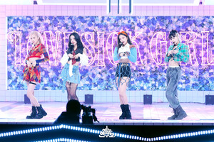 201010 BLACKPINK "Lovesick Girls" + "Pretty Savage" at Music Core (MBC Naver Update)