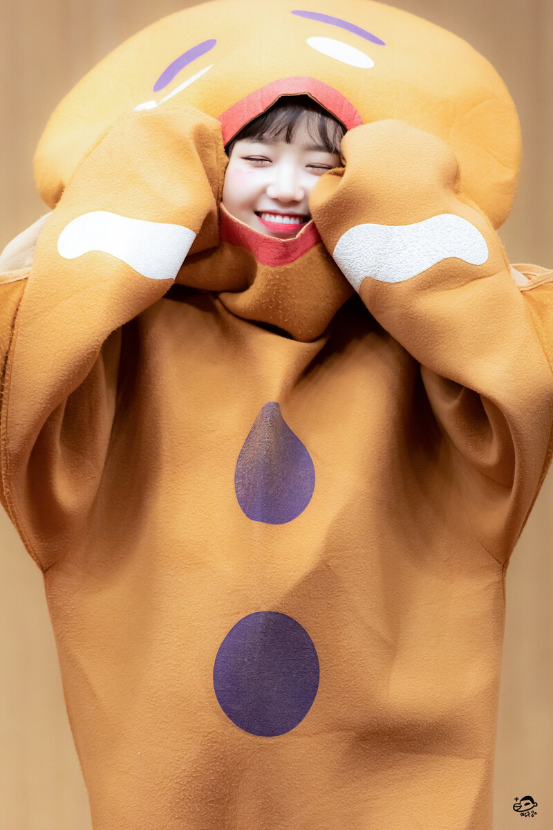 181104 Weki Meki Yoojung at Halloween 'KISS, KICKS' Fansign in Dongdaemun documents 8