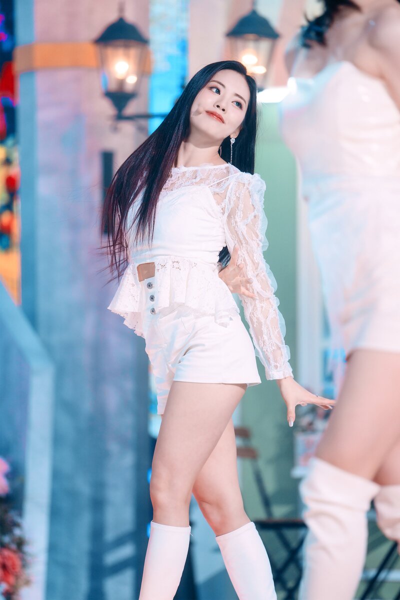 220123 fromis_9 Jiwon - 'DM' at Inkigayo documents 18