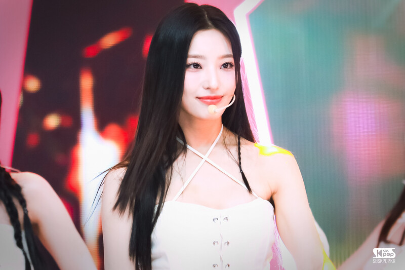 230611 fromis_9 Saerom - ‘#menow’ at Inkigayo documents 3