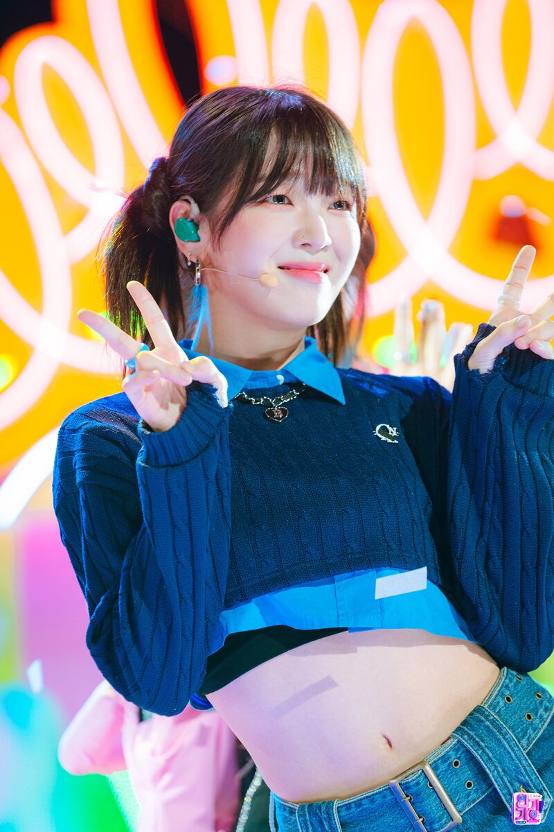 230730 OH MY GIRL YooA - 'Summer Comes' at Inkigayo documents 2