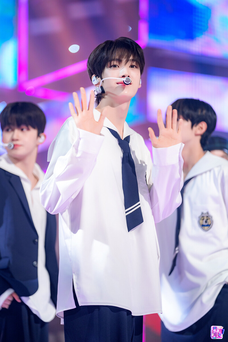 240218 TWS Youngjae - 'Plot Twist' at Inkigayo documents 3