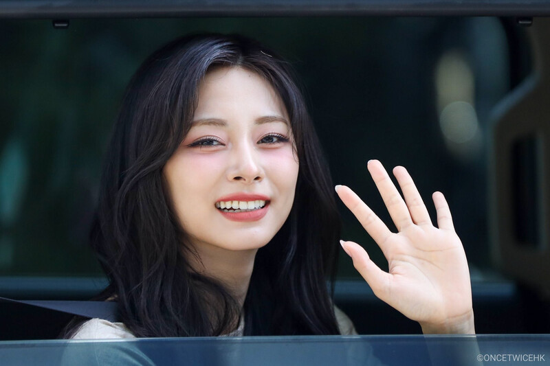 240914 TWICE Tzuyu - 'Run Away' Fansign & Commute documents 16