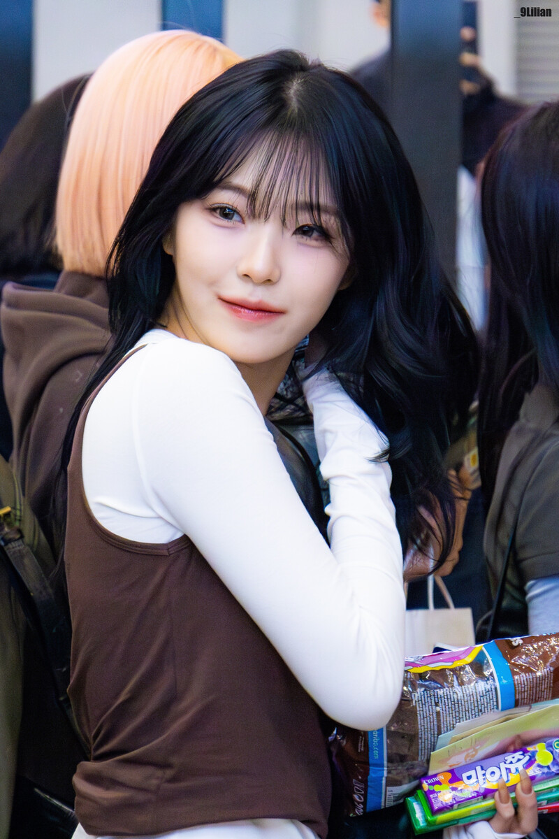 241109 fromis_9 Jiheon at Gimpo International Airport documents 9