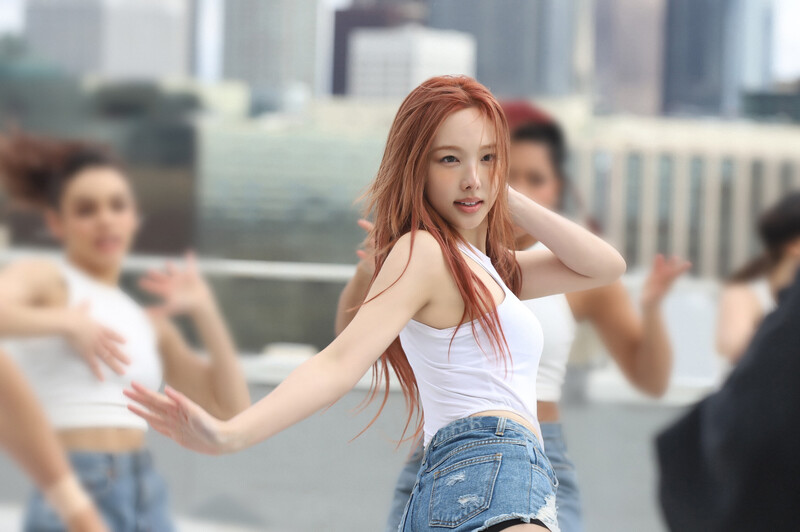 NAYEON 'ABCD' MV - Behind the Scenes documents 17