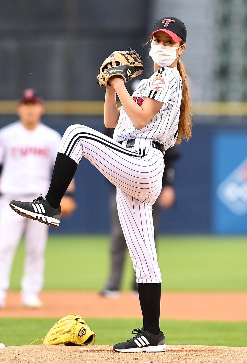 210529 Apink Bomi - LG Twins 1st Pitch documents 2