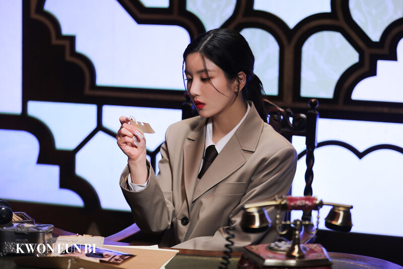 220315 Woollim Naver - Kwon Eunbi 'ESPER' MV Behind documents 13