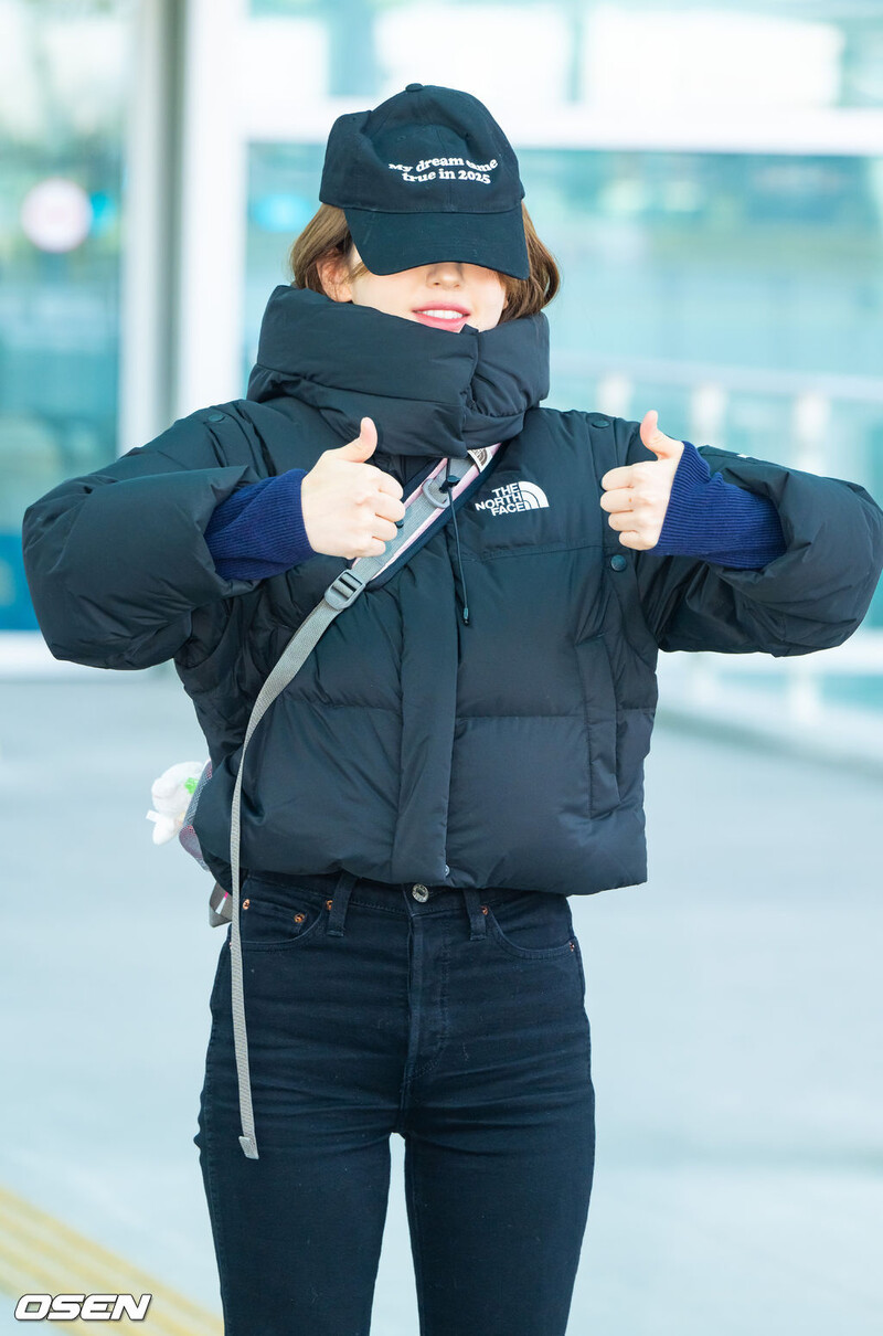 250102 Jeon Somi at Incheon Airport documents 7