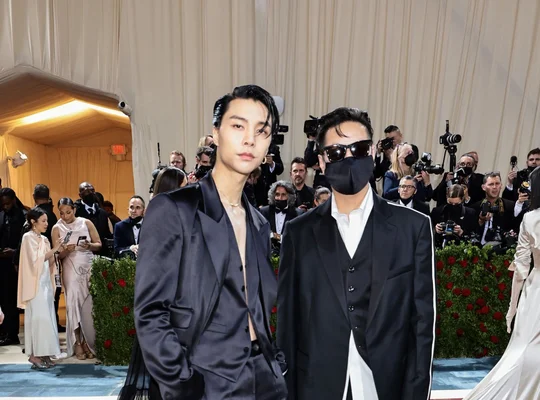 ًً on X: 220503 - the 2022 met gala red carpet johnny with peter