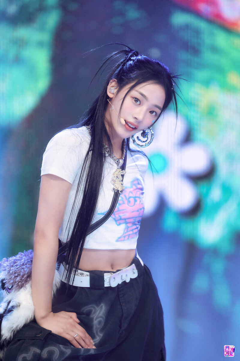 230129 NewJeans Minji 'OMG' at Inkigayo documents 5