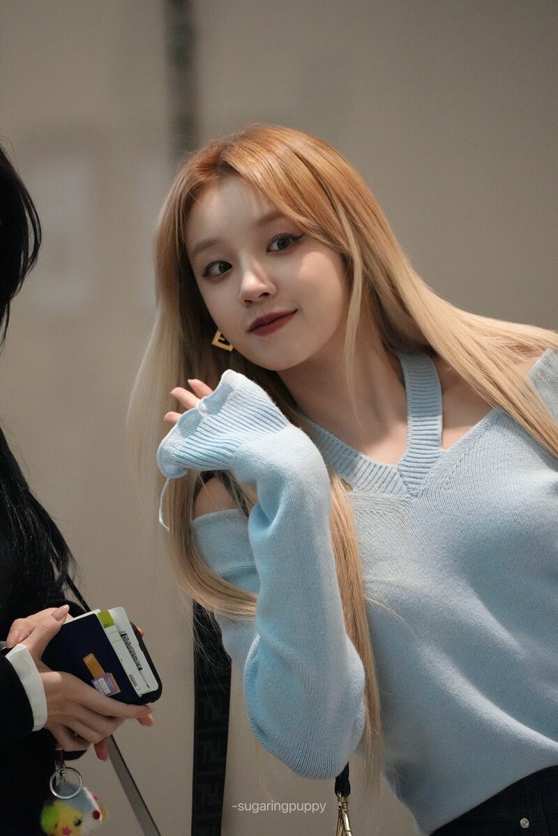 231021 (G)I-DLE Yuqi at Incheon International Airport documents 7