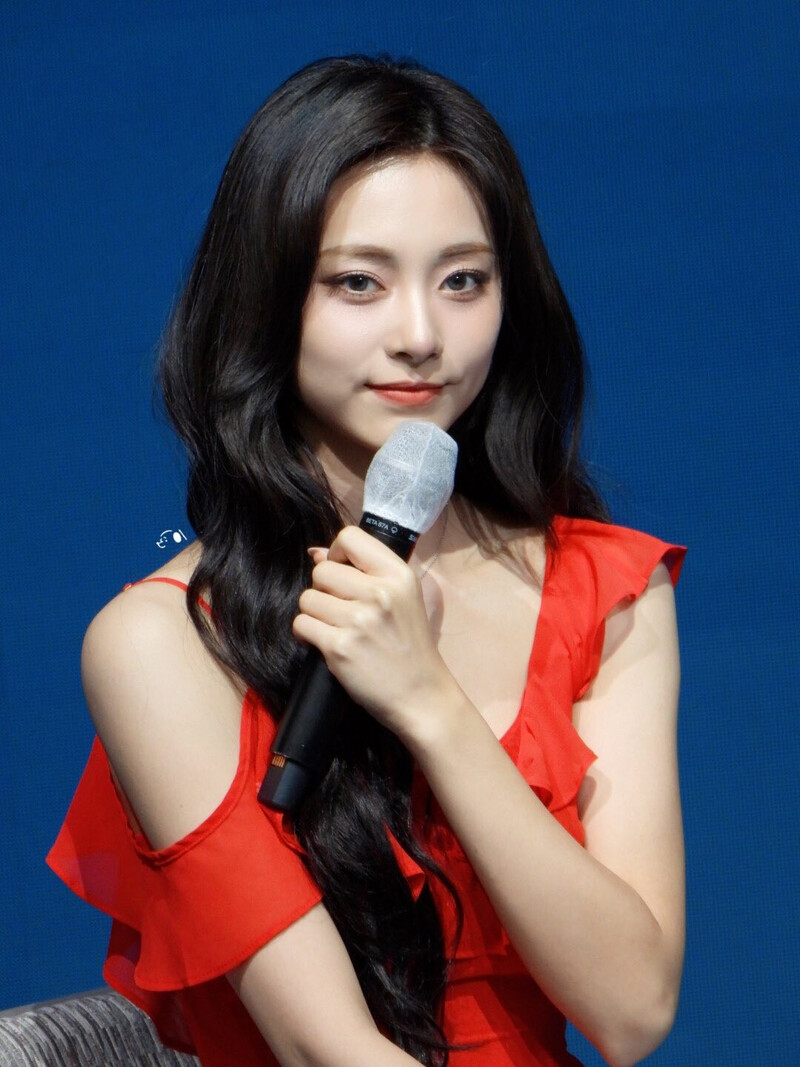 240914 TWICE Tzuyu - 'Run Away' Fansign & Commute documents 3