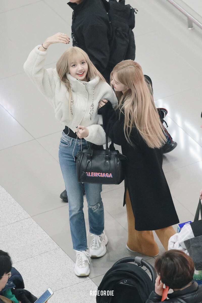 190201 - LISA at Incheon Airport to Philippines documents 3