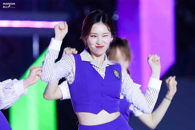 180902 Weki Meki Elly at Incheon Sky Festival documents 1