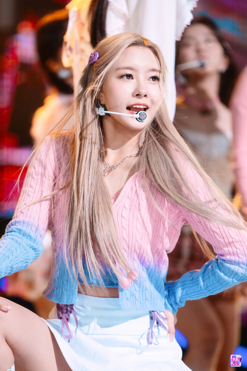 220123 Kep1er Dayeon - 'WA DA DA' at Inkigayo documents 9