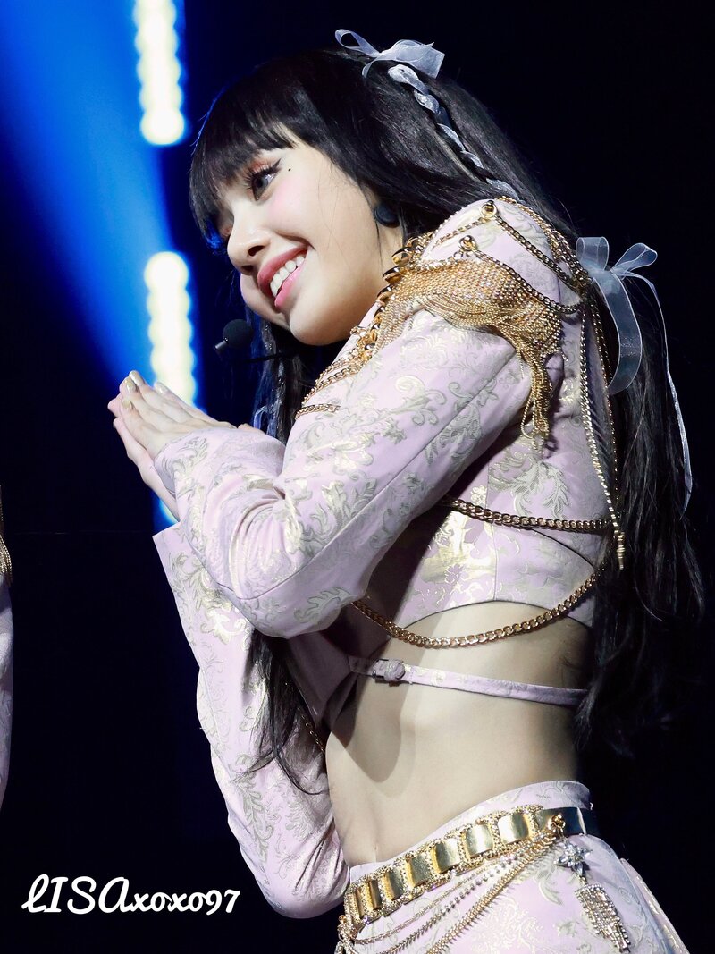 221130 BLACKPINK Lisa - 'BORN PINK' Concert in London Day 1 documents 11