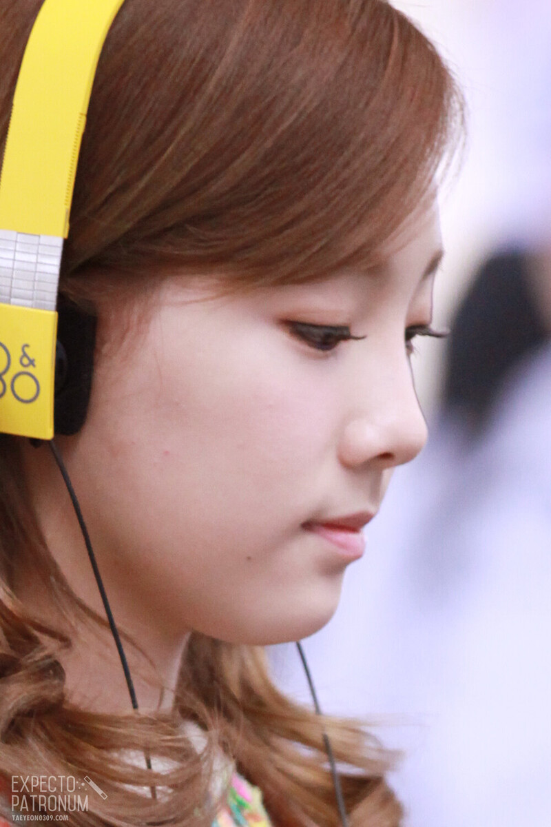 121015 Girls' Generation Taeyeon at Gimpo Airport documents 2