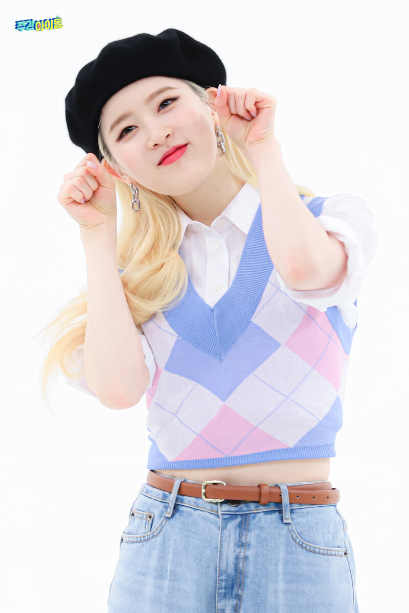 220301 MBC Naver - STAYC at Weekly Idol documents 13