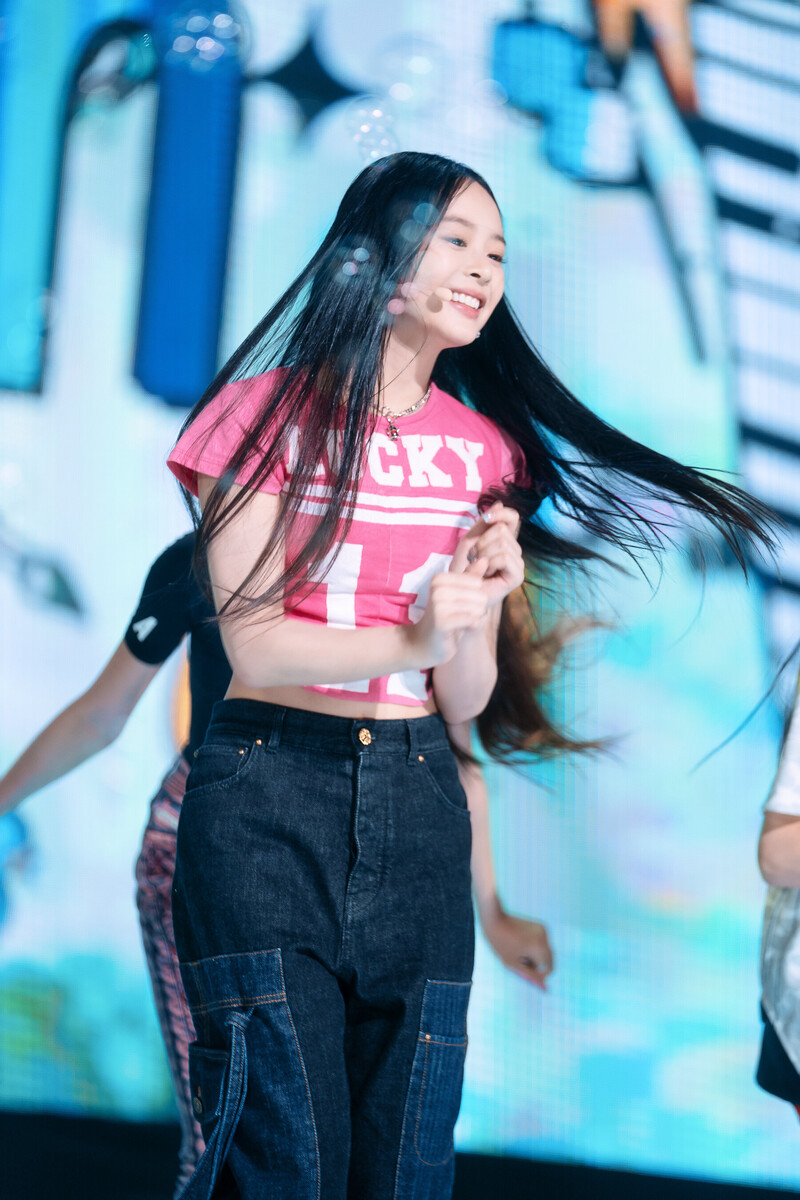 220807 NewJeans Hanni 'Attention' at Inkigayo documents 9