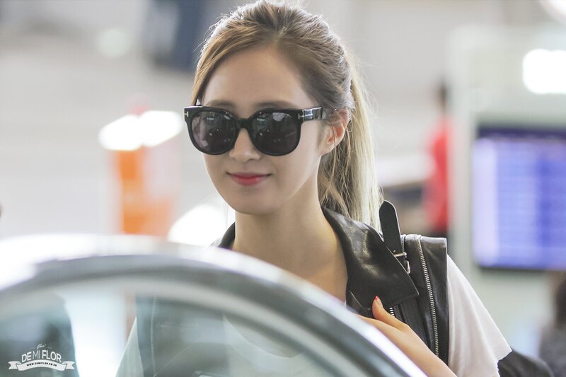 140502 Girls' Generation Yuri at Gimpo Airport documents 4