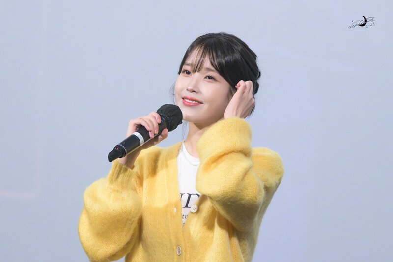 231013 IU - 'The Golden Hour' Movie Stage Greeting documents 28