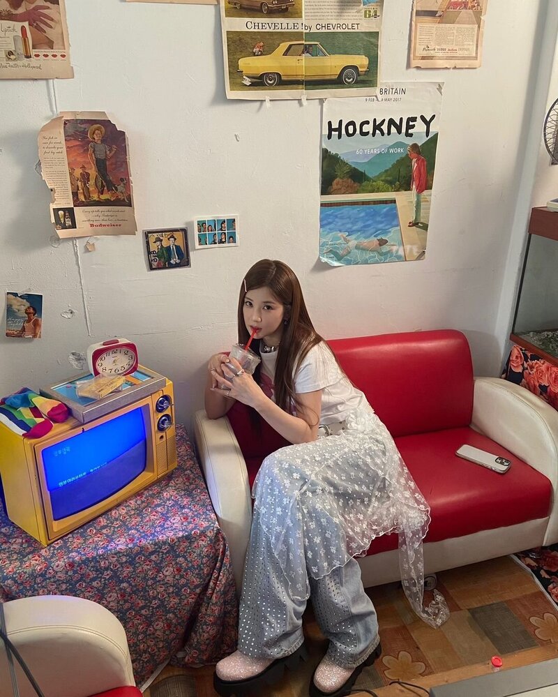 240627 CHORONG Instagram update - behind scenes of upcoming song FALLIN' documents 4