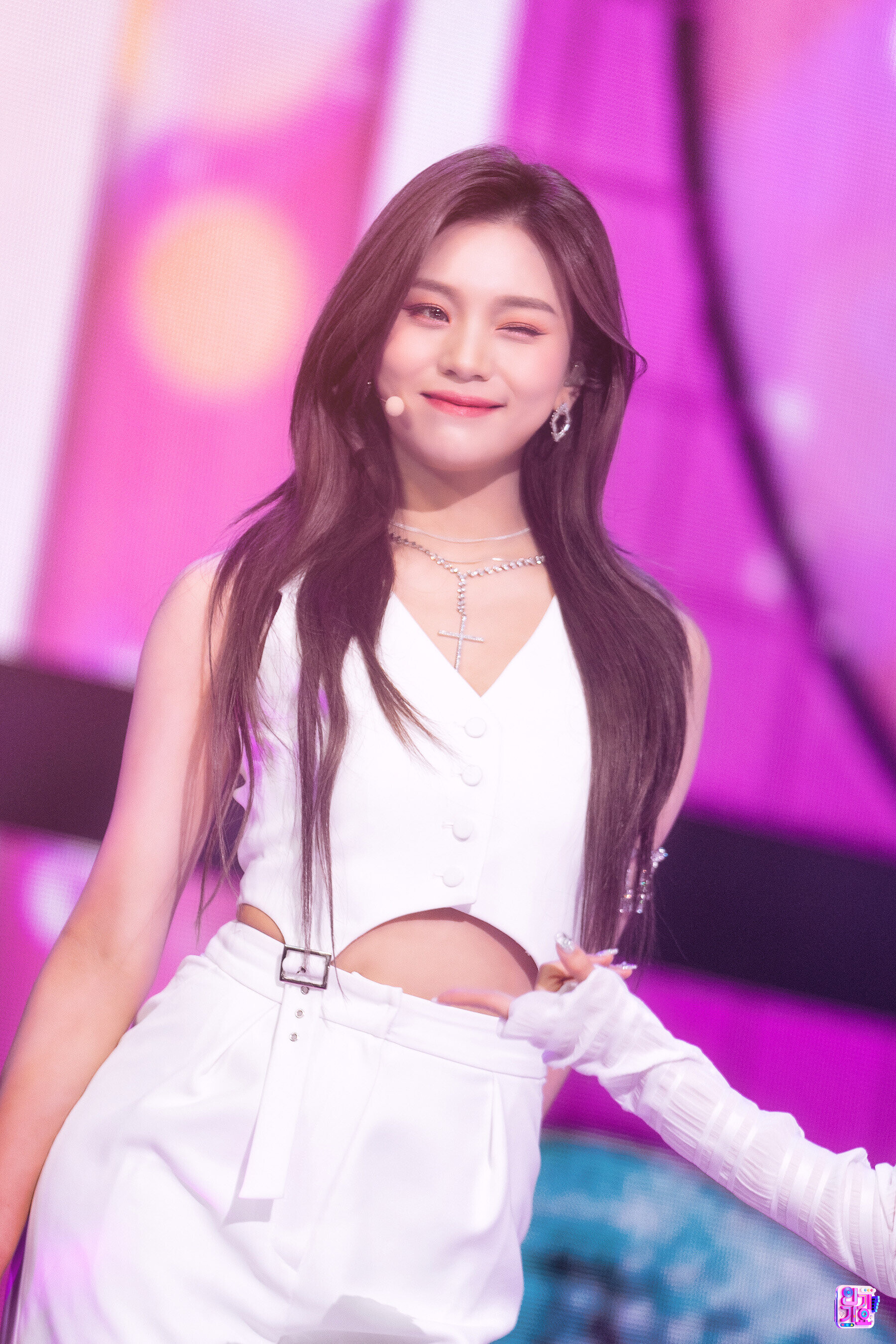 230212 VIVIZ Umji 'PULL UP' at Inkigayo | kpopping