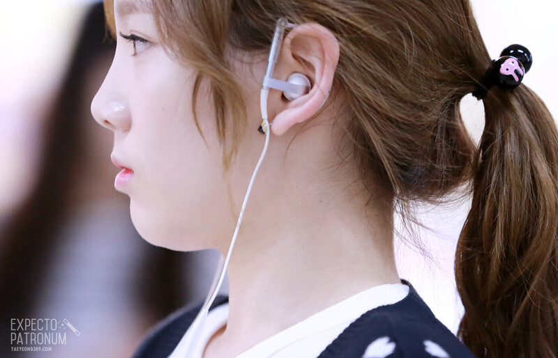 121006 Girls' Generation Taeyeon at Gimpo Airport documents 3
