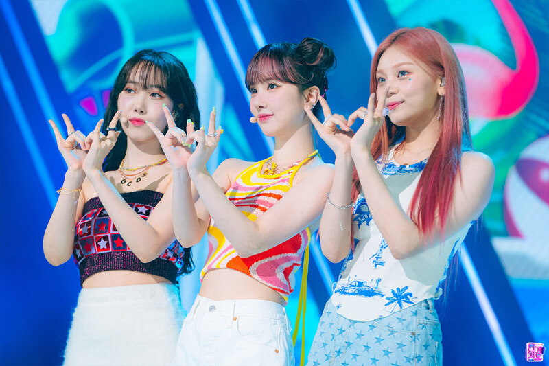 220717 VIVIZ - 'LOVEADE' at Inkigayo documents 2