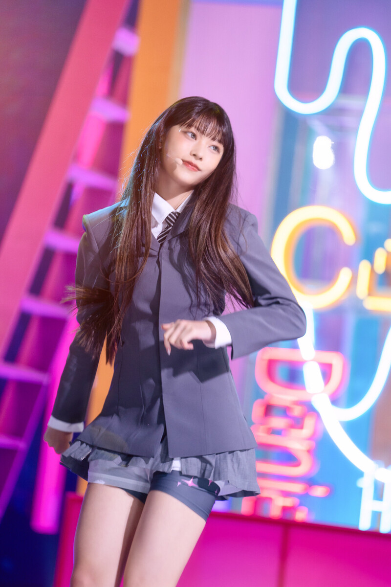 220807 NewJeans Haerin 'Cookie' at Inkigayo documents 3