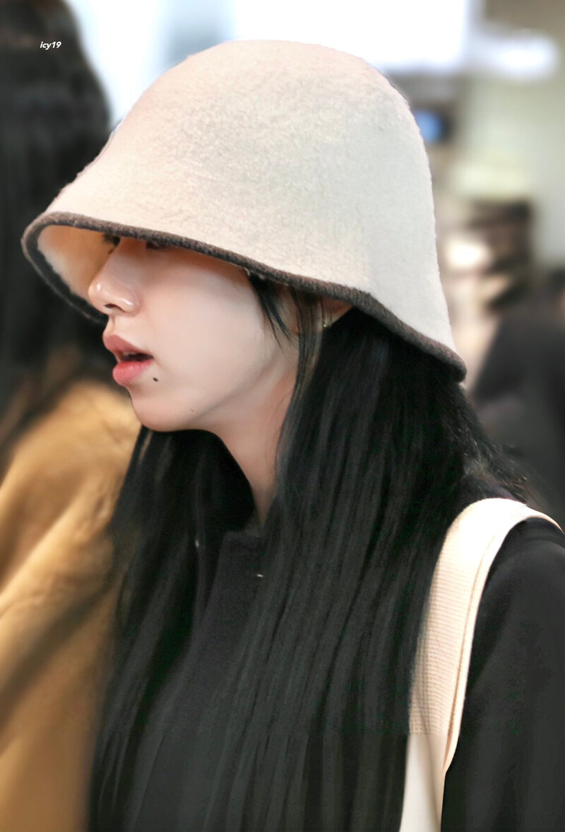 240131 TWICE Chaeyoung at Incheon International Airport documents 1