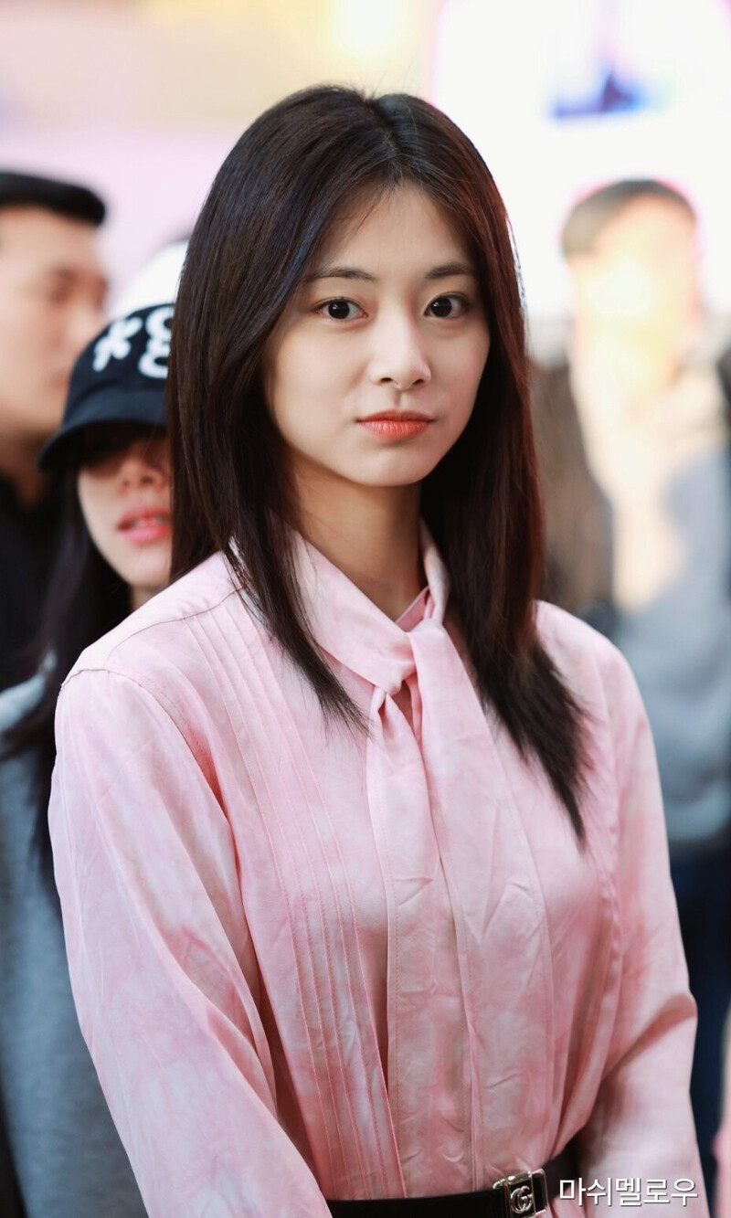 241030 TWICE Tzuyu at Gimpo Airport documents 3