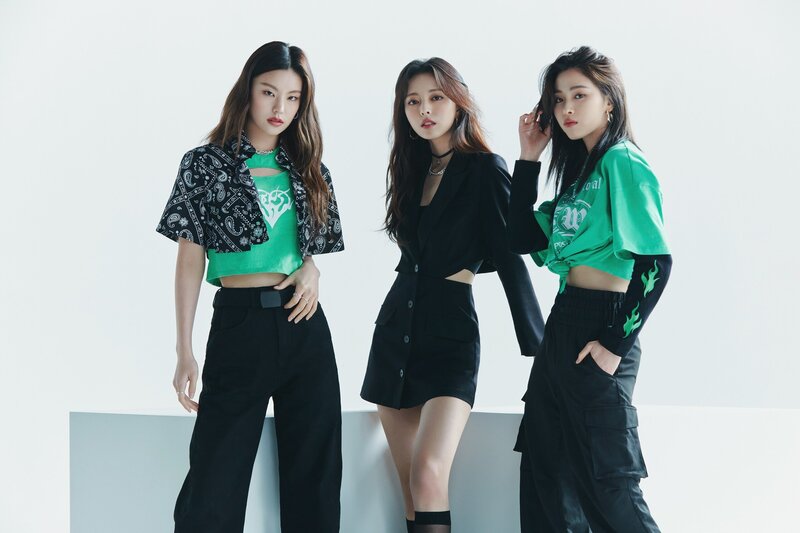 ITZY for H&M 2022 Spring / Summer Collection documents 5