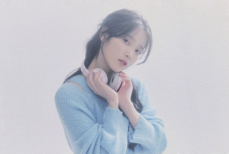 IU - 5th Official ‘UAENA’ Fanclub Kit [SCANS] documents 2