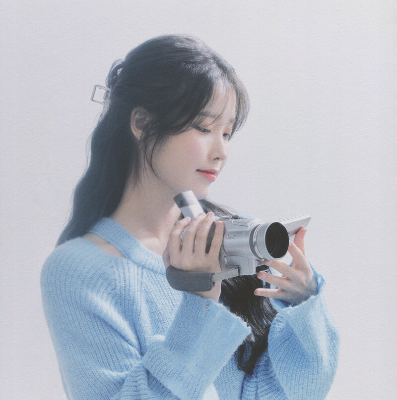 IU - 5th Official ‘UAENA’ Fanclub Kit [SCANS] documents 3