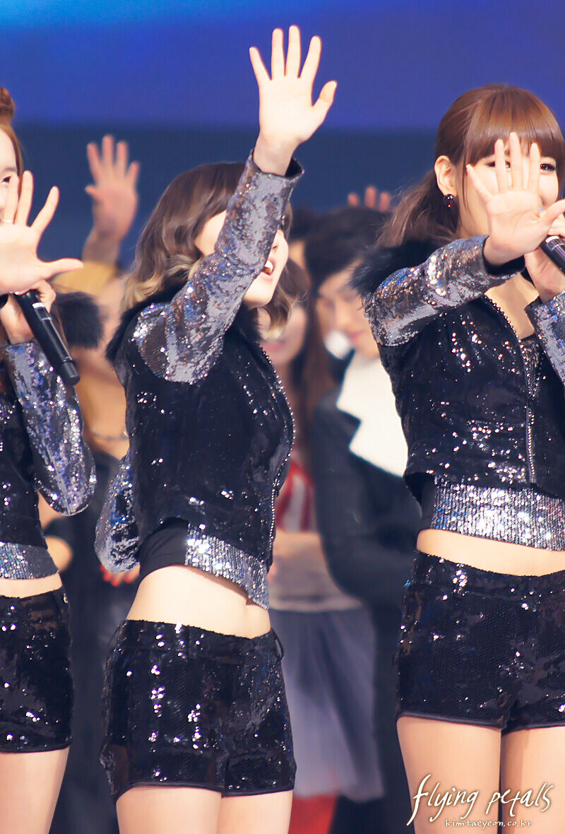 101230 Girls' Generation Taeyeon at SBS Gayo Daejeon documents 3